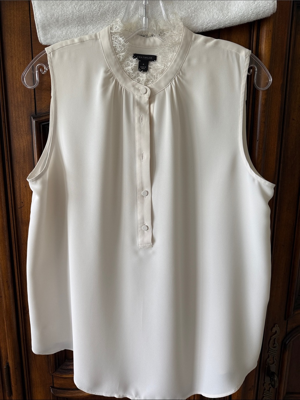 Ann Taylor Cream Lace Neck Sleeveless Blouse Medium Ivory Career Top